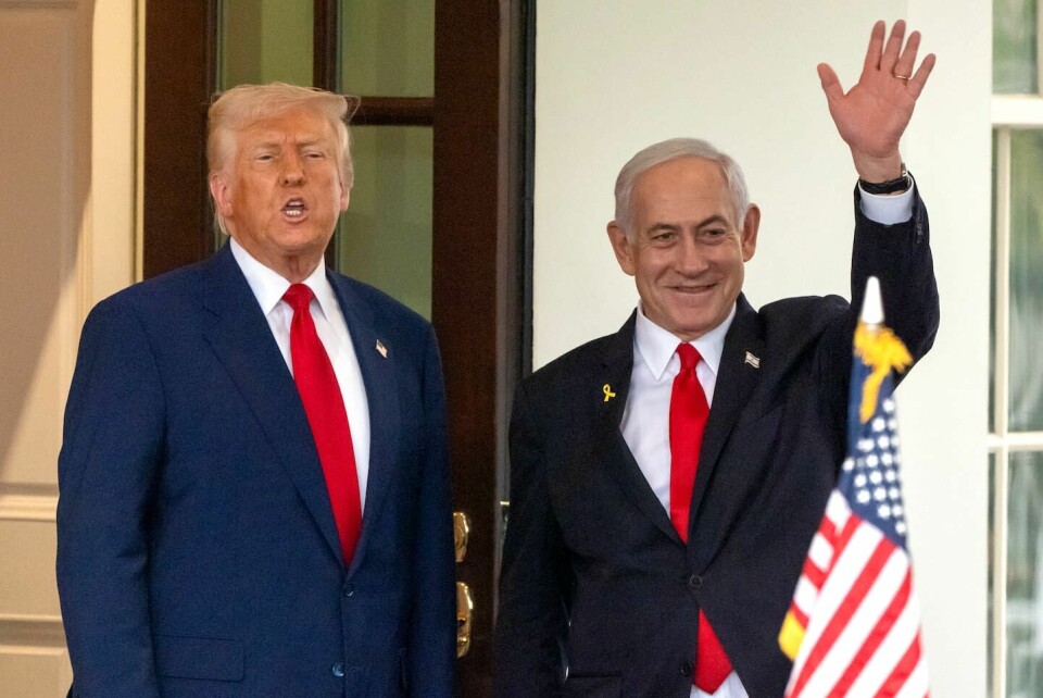 President Donald Trump och vinkande premiärminister Benjamin Netanyahu vid ett möte i Washington i april.