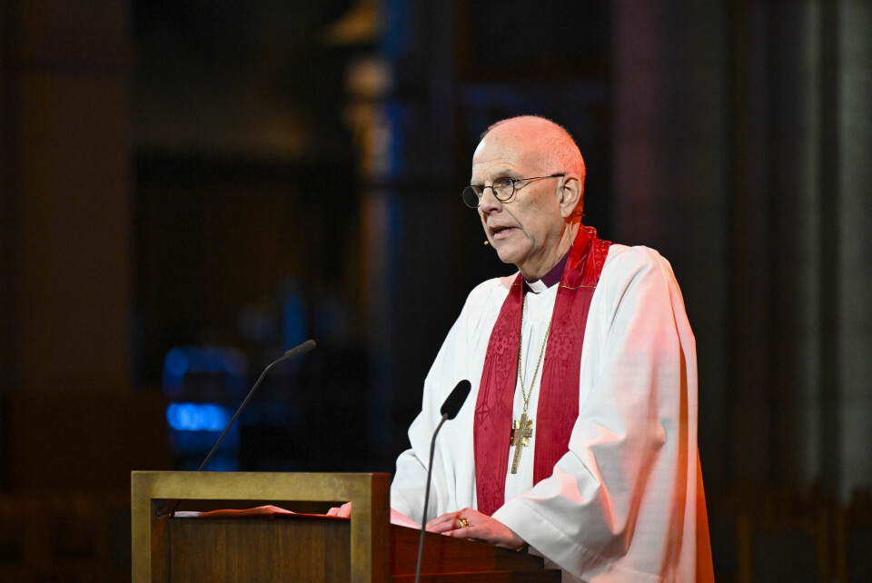 Ärkebiskop Martin Modéus talar under en minnesgudstjänst för tsunamins offer i Uppsala domkyrka. Nu befinner sig Sverige i en ny kris.