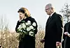 2025-02-05 ÖrebroDrottning Silvia och kung Carl Gustaf besöker minnesplatsen där sörjande placerat ljus och blommor utanför Risbergska skolan dagen efter skolskjutningen där minst 11 personer miste sina liv.