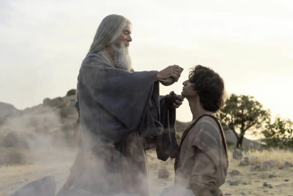 Profeten Samuel smörjer David till Kung i Amazon Primes serie 'House of David'. House of David.