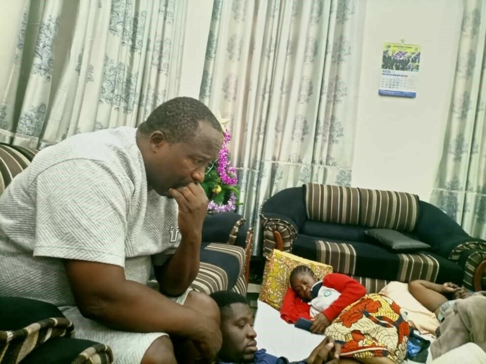 Roger Buhendwa, PMU:s medarbetare i DR Kongo, har stängt in sig i sitt hem med sin familj i staden Bukavu. Bilden har han tagit strax efter att han lagt på luren med Dagens reporter, efter att det hördes skottlossning precis utanför huset. Roger Buhendwa, PMU:s medarbetare i DR Kongo.