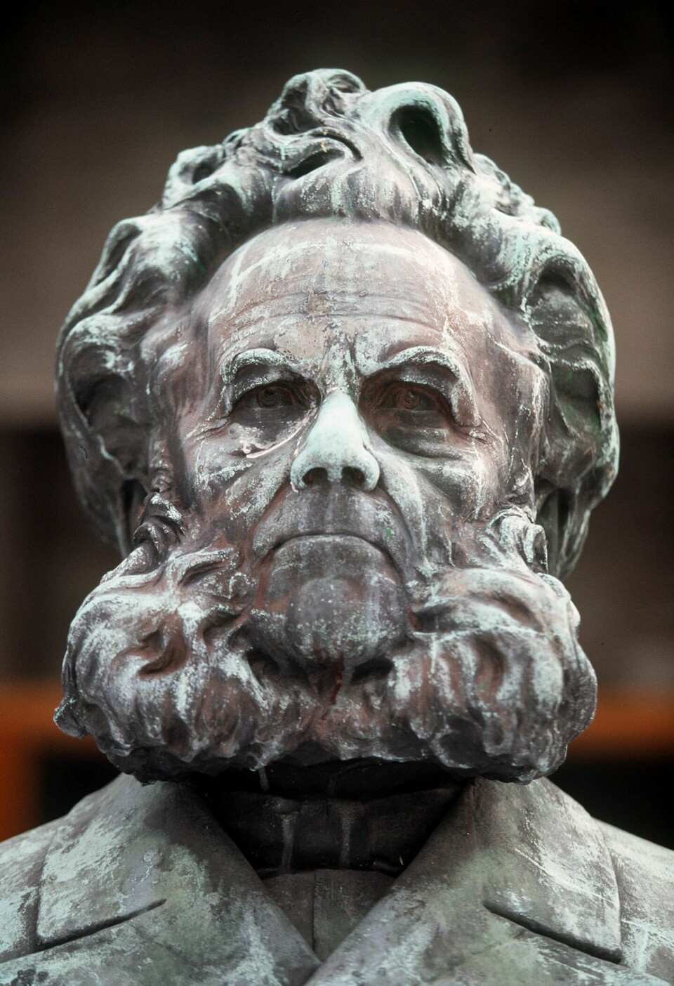 Dalateaterns uppsättning av Ett dockhem uppnår vad god litteratur enligt Ibsen ska göra, nämligen ”att sätta problem under debatt”. Bilden: byst av Henrik Ibsen.