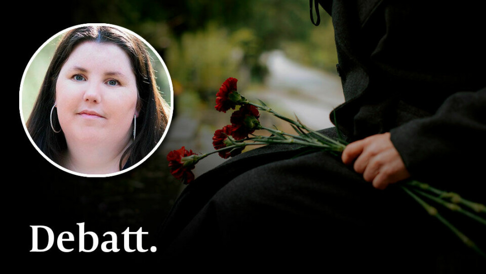 En efter en har mina barndomsvänner lämnat jordelivet. Det har fått mig att reflektera över hur jag, som är ateist, hanterar sorg, skriver Linnea Lindequist. Anonym person sitter på knä med en blomsterbukett. Infälld bild på debattören Linnea Lindequist.