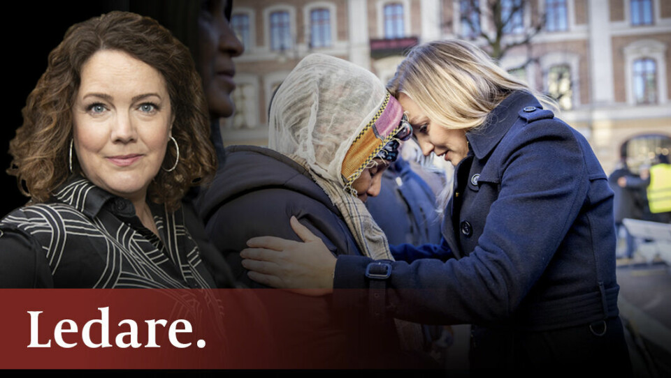 Vice statsminister Ebba Buch (KD) pratar med anhöriga till offer för skolskjutningen på Risbergska skolan i samband med en minnesceremoni på Stortorget i Örebro den 11 februari. Vice statsminister Ebba Buch (KD) pratar med anhöriga till offer för skolskjutningen på Risbergska skolan i samband med en minnesceremoni på Stortorget i Örebro den 11 februari.
