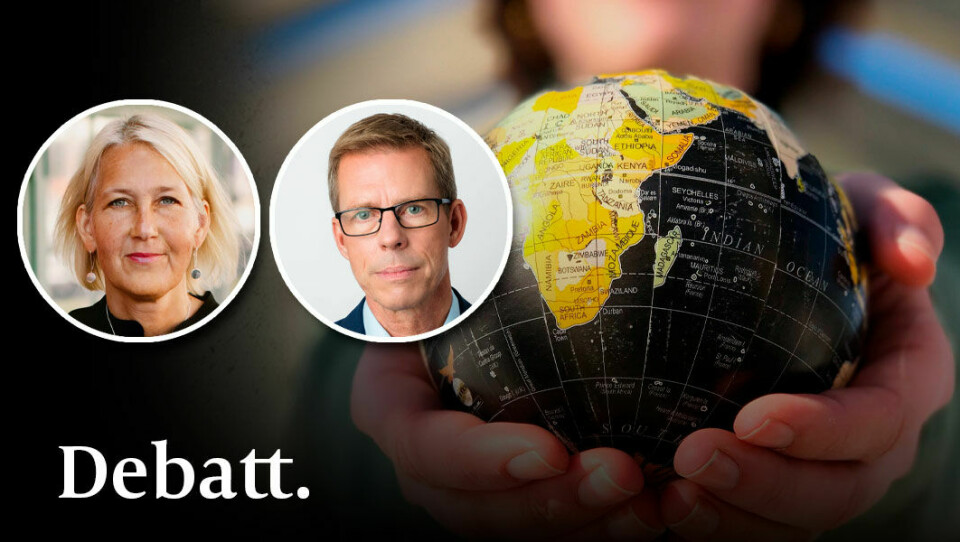 Redan innan USAID-beskedet var det ett stort glapp mellan finansiering och humanitära behov, skriver Ulrika Modéer och Anders Pedersen. Anonym kvinna håller jordglob i sina händer. Infällda bilder på debattörerna Ulrika Modéer och Anders Pedersen.