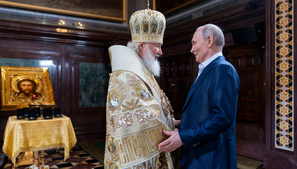 ”En skillnad mellan de stora kyrkorna i väst och öst är att de senare är organiserade i nationalkyrkor, den rysk-ortodoxa kyrkan, den ukrainsk-ortodoxa kyrkan och så vidare. Här lurar den fara som heter anpassning till den rådande statsmakten”, skriver Gunnar Hyltén-Cavallius i sin recension. På bilden: Patriark Kirill och Vladimir Putin.