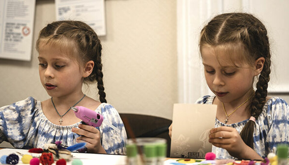 Tvillingsystrarna Alisa och Liya är sju år och deltar ofta i Erikshjälpens konstterapi. Här får de en möjlighet att vara kreativa samtidigt som de bearbetar svåra trauman med professionell hjälp.