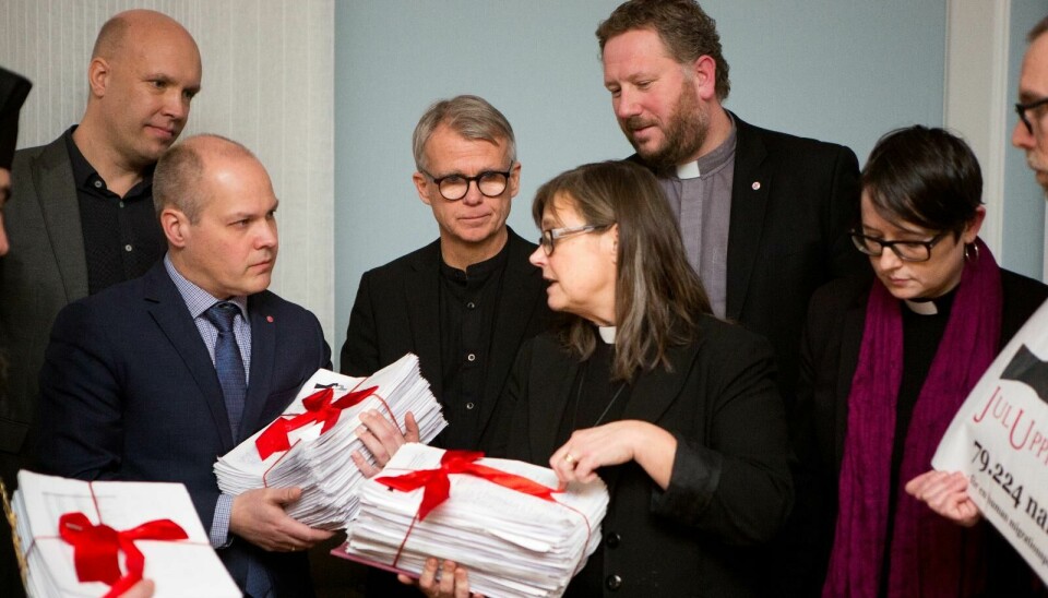 Migrationsminister Morgan Johansson (S), i blå slips, tog emot Juluppropet av Karin Wiborn, generalsekreterare i SKR, i februari 2017.