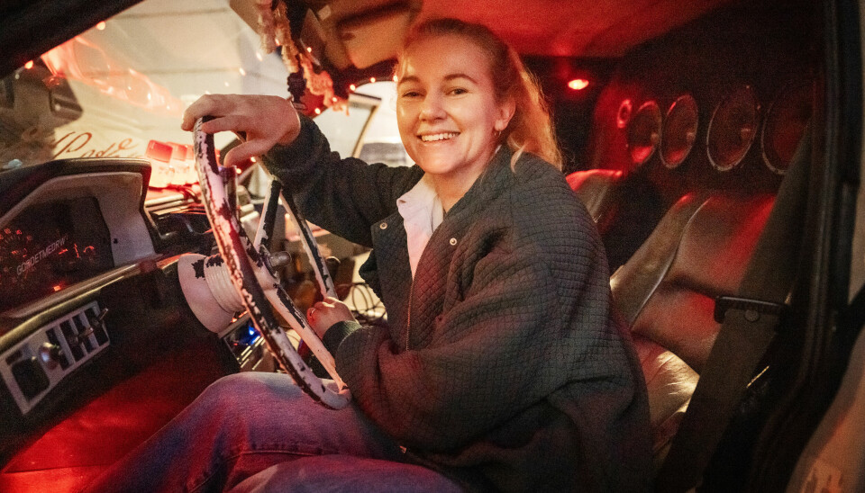 Malina Abrahamsson reporter på tidningen Dagen prövar på kristen EPA-träff i Mantorp.
