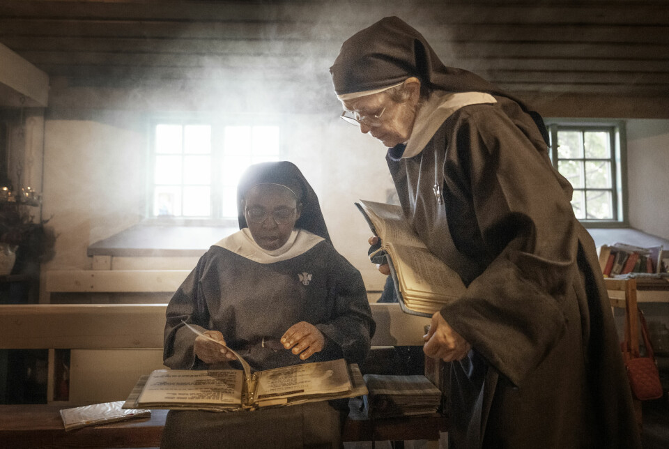 Syster Rose och syster Karin tänder rökelse och förbereder för tidebön i kapellet i Alsike kloster