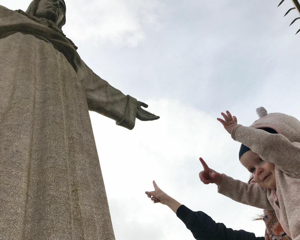 Jesus är vänd mot staden i form av en hög staty som syns på långt håll. I år är det 66 år sedan Cristo Rei (Kristus konungen) invigdes.