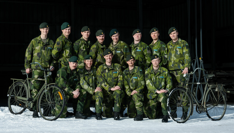 Tolv 20-åringar som gjort lumpen tillsammans cyklar från Arvidsjaur till Stockholm.