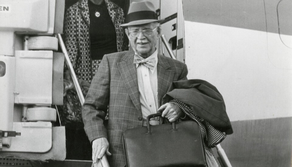 Lewi Pethrus hemkommen efter resa med flygplan.