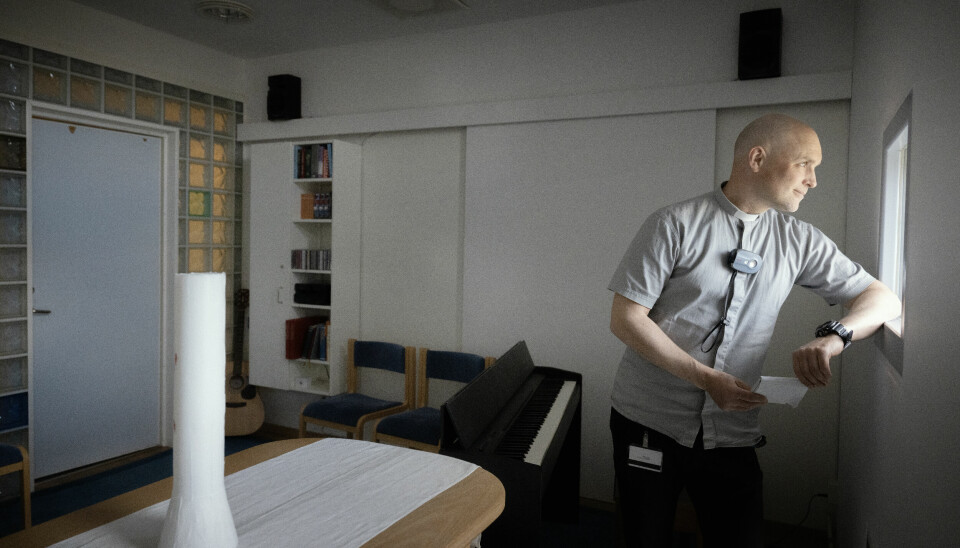 Tidigare anordnades gudstjänster i kapellet, men numera tar det för lång tid för att få alla åklagare att godkänna att deras klienter får samlas tillsammans. Därför fungerar kapellet mestadels som samtalsrum.