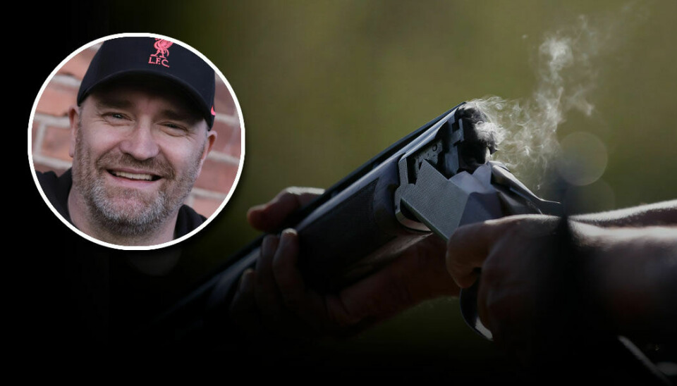 Vi får aldrig tappa skärpan, men inte heller förlora tonen på köpet, skriver Patrik Olofsson. Rök från hagelgevär när patron ska bytas. Infälld bild på debattören Patrik Olofsson.