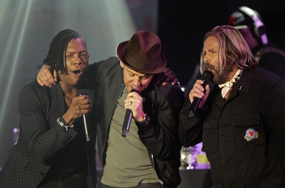 Toby Mac, i mitten, uppträder tillsammans med tidigare medlemmar i DC Talk, Michael Tait, till vänster, och Kevin Max vid den 47\:e årliga GMA Dove Awards på Lipscomb University den 11 oktober 2016 i Nashville, Tennessee.