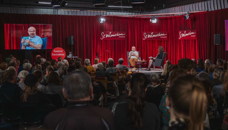 Svenska kyrkans Se människan-scen på Bokmässan är ofta välbesökt. På bilden: Jonas Gardell samtalar om sin bok 'Fjollornas fest' under Bokmässan 2023.