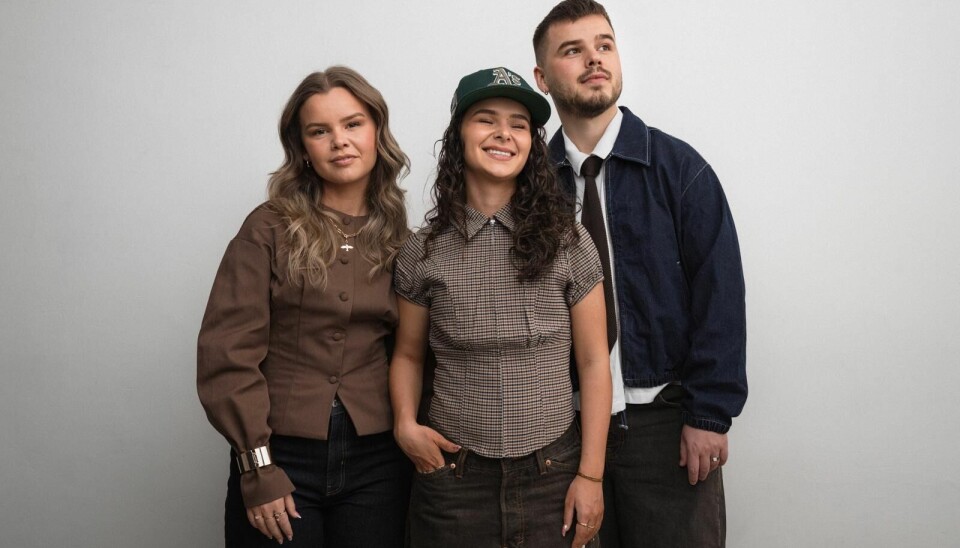 Ella Lindéh tillsammans med sina syskon Emmy och Dennis. Tillsammans utgör de gruppen LIN D. Ella Lindéh tillsammans med sina syskon Emmy och Dennis. Tillsammans utgör de gruppen LIN D.