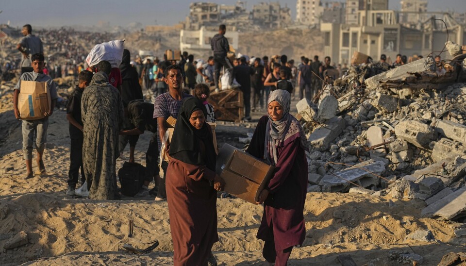 Tyvärr finns det fall där kristnas stöd till Israel har lett till en distansering, i värsta fall likgiltighet, inför lidandet bland de palestinska araberna, skriver styrelsen för Trosrörelsen. Bilden: Palestinier bär lådor med mat och humanitär hjälp i norra Gaza, 16 juni 2025.