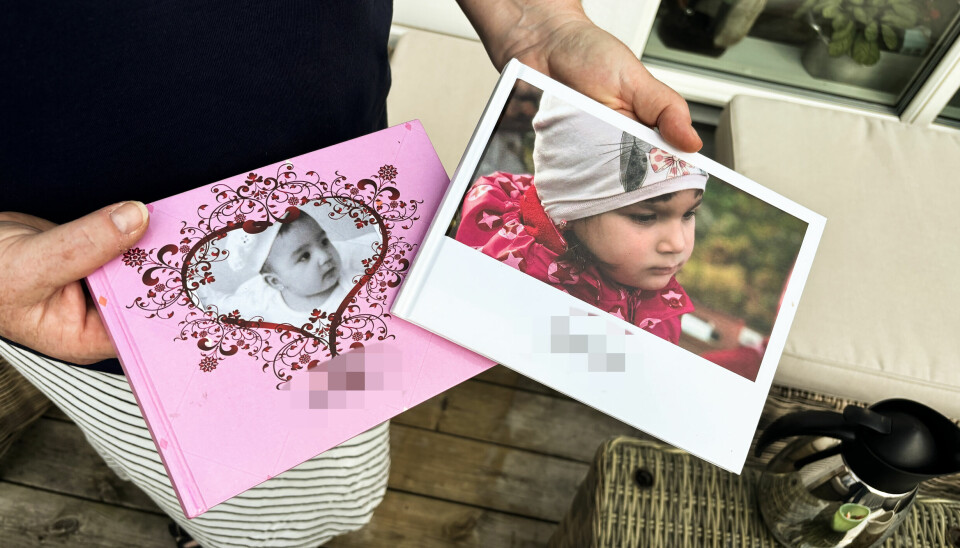 Nikolina har två fotoböcker med bilder från när hon var liten. En har hennes biologiska mamma gjort, den andra kommer från familjehemsmamman Ann-Sofi Ahlgren. Tillsammans med Socialtjänsten har de hjälpt Nikolina att lägga pusslet om hennes uppväxt.