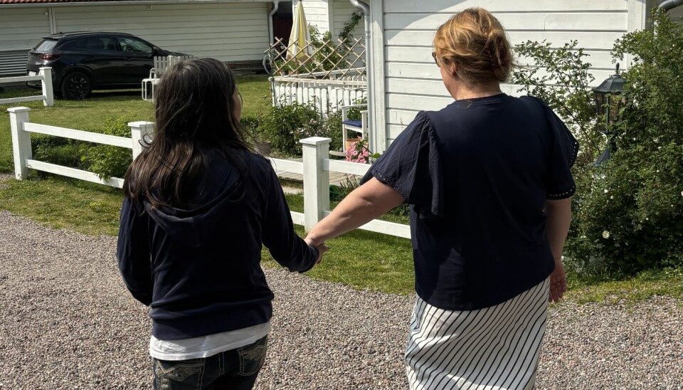 I huset ovanför Ann-Sofis bor hennes föräldrar, som blivit morföräldrar till Nikolina. Morfar agerar ofta skolskjuts åt sitt barnbarn, som nu slutat femman.