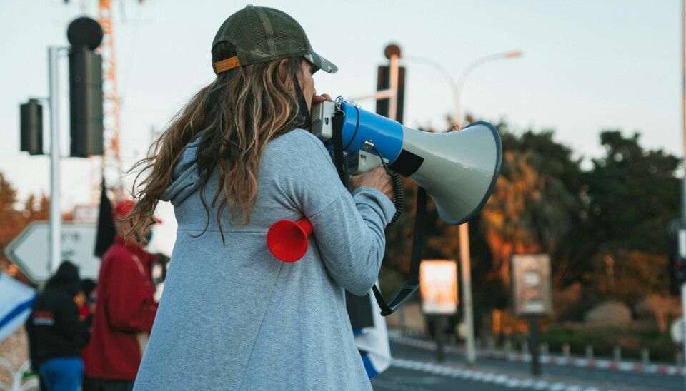 Som Guds folk handlar det inte om att välja mellan de poler som erbjuds i höger- och vänsterriktning. Där blir kyrkan lätt en fånge hos makthavare på samma sätt som hon tidvis var från Konstantin och framåt.