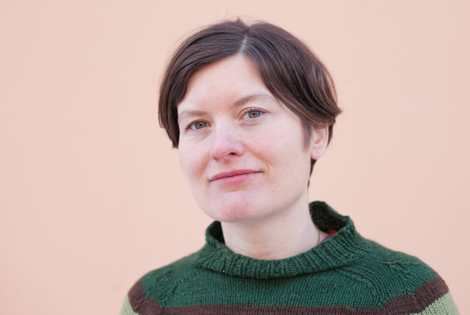 Alva Dahl är författare, skribent, översättare och fil.dr. i nordiska språk. Hon är nu aktuell med diktsamlingen Småsystrar och gråbröder, utgiven på hennes eget förlag Syster Enbär.
