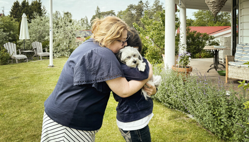 Ann-Sofi Ahlgren blev familjehem som ensamstående 40-åring. Nu har Nikolina (som egentligen heter något annat) och Ann-Sofi varit en familj i åtta år. Nikolina fyller snart tolv år.