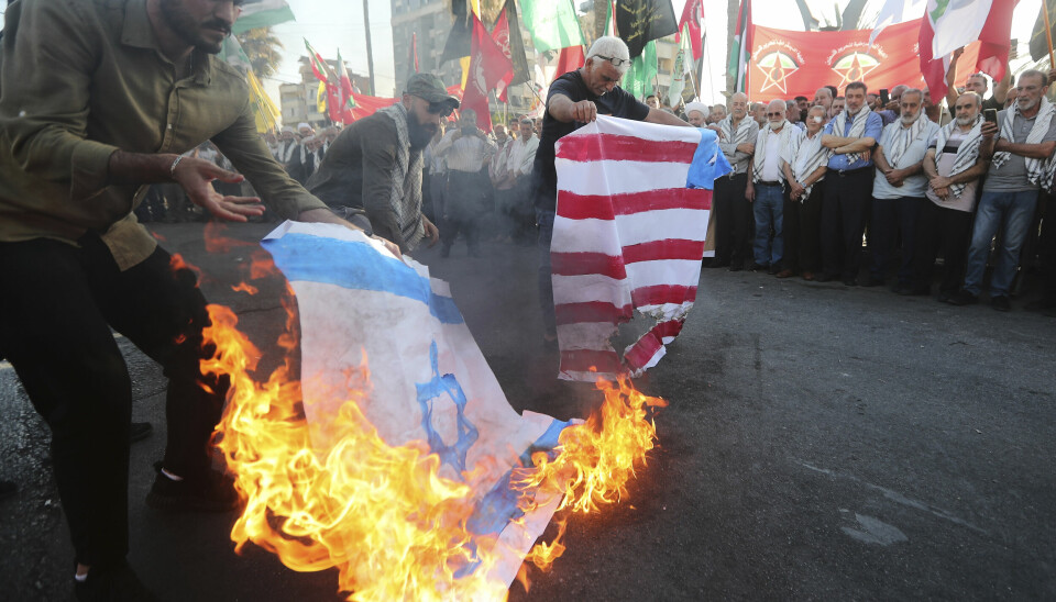 Israeliska och amerkanska flaggan bränns under den demonstration i Libanon.
