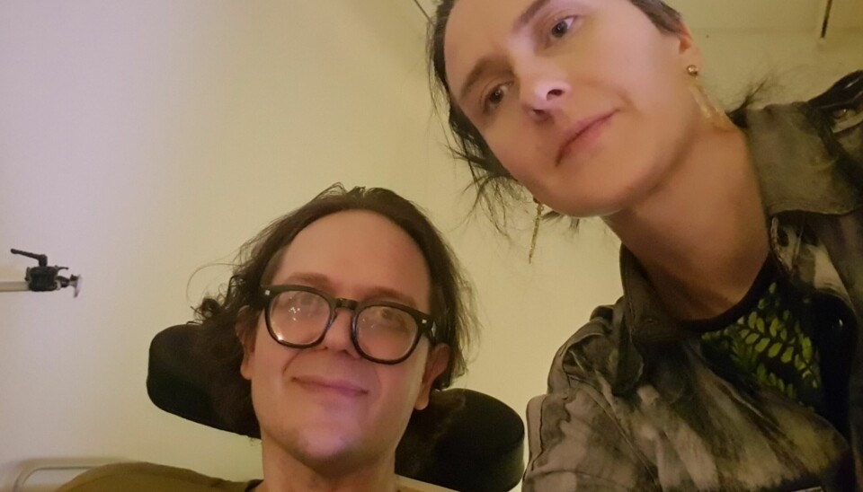 Sara Forslunds bror Andreas dog för tre år sedan i sjukdomen ALS. Sedan dess har hon förlorat ytterligare en bror. Sorgen präglar hennes nyskrivna låtar på ep:n The let go.