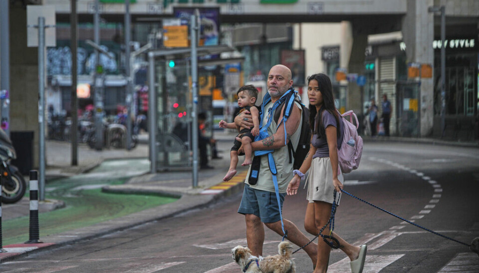 Israeler kommer upp ur skyddsrummen i Tel Aviv på tisdagsmorgonen.