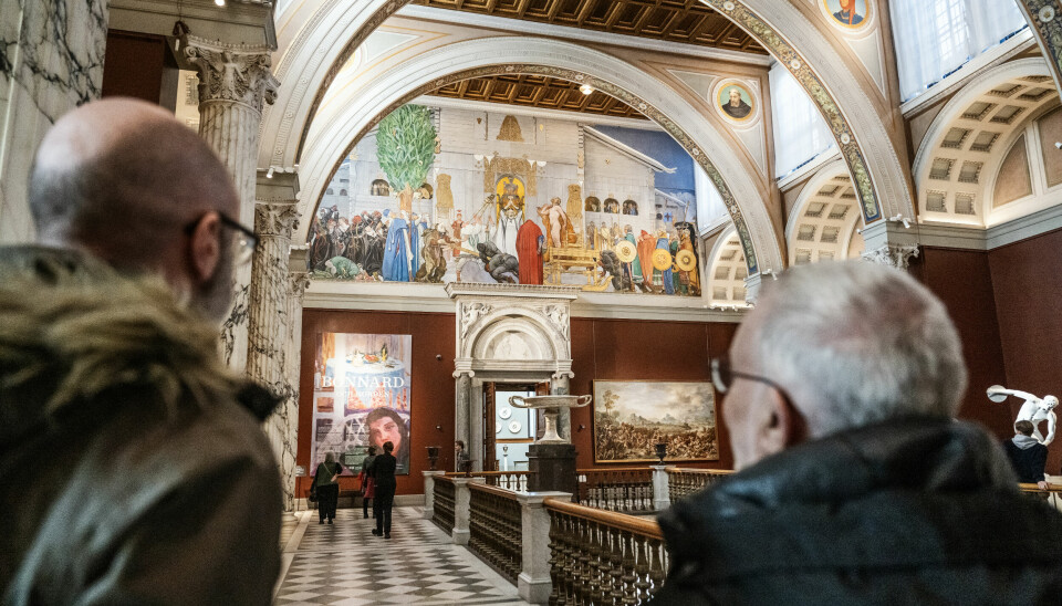 Forskaren Christian Etheridge visar Dagens utsände Håkan Arenius runt på Nationalmuseum i Stockholm.