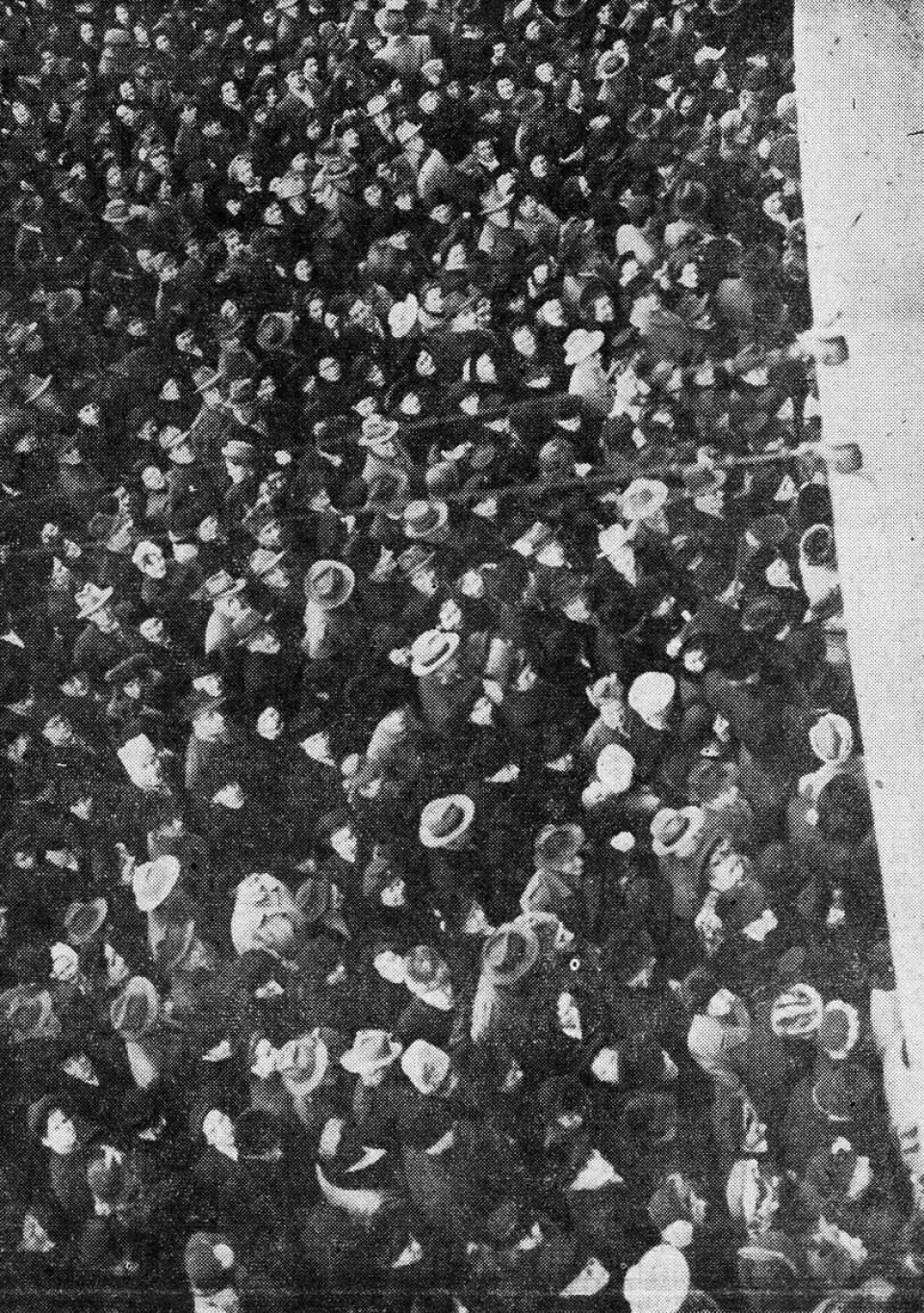 I tusental stod mötesdeltagarna i kön utanför Filadelfiakyrkan på söndagsmorgonen 30 januari 1950.