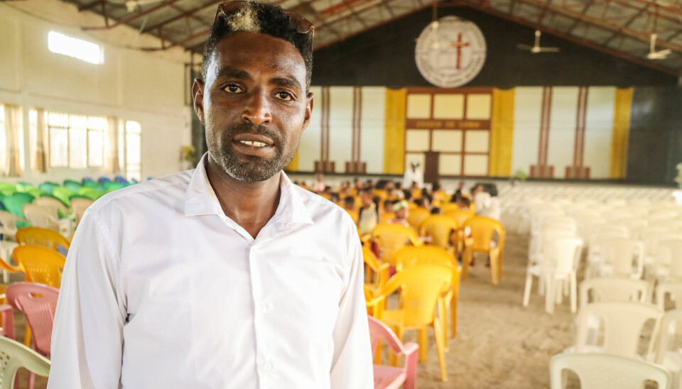 Pastor Wondewosen Mohamed Tadesse i stora kyrksalen i Mulu Wongel Church nr 3 i Gambella.