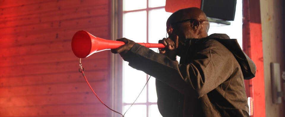 Newscom från Sydafrika hade med sig sin entusiastiske pastor som i sin tur hade med sin en vuvuzela som han glatt ttade i.