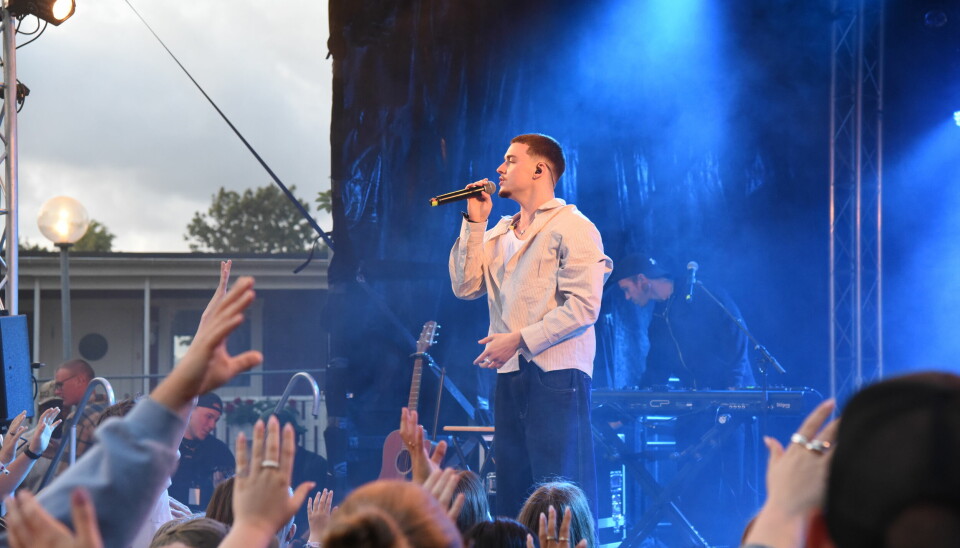 Idol-tvåan Joel Nordenberg passade på att leda publiken i lovsång under sin konsert från parkscenen.