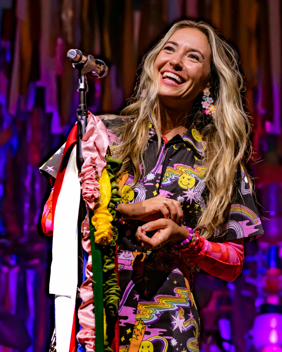 Lauren Daigle är en av föregångarna som tagit musik om tro utanför kyrkan.