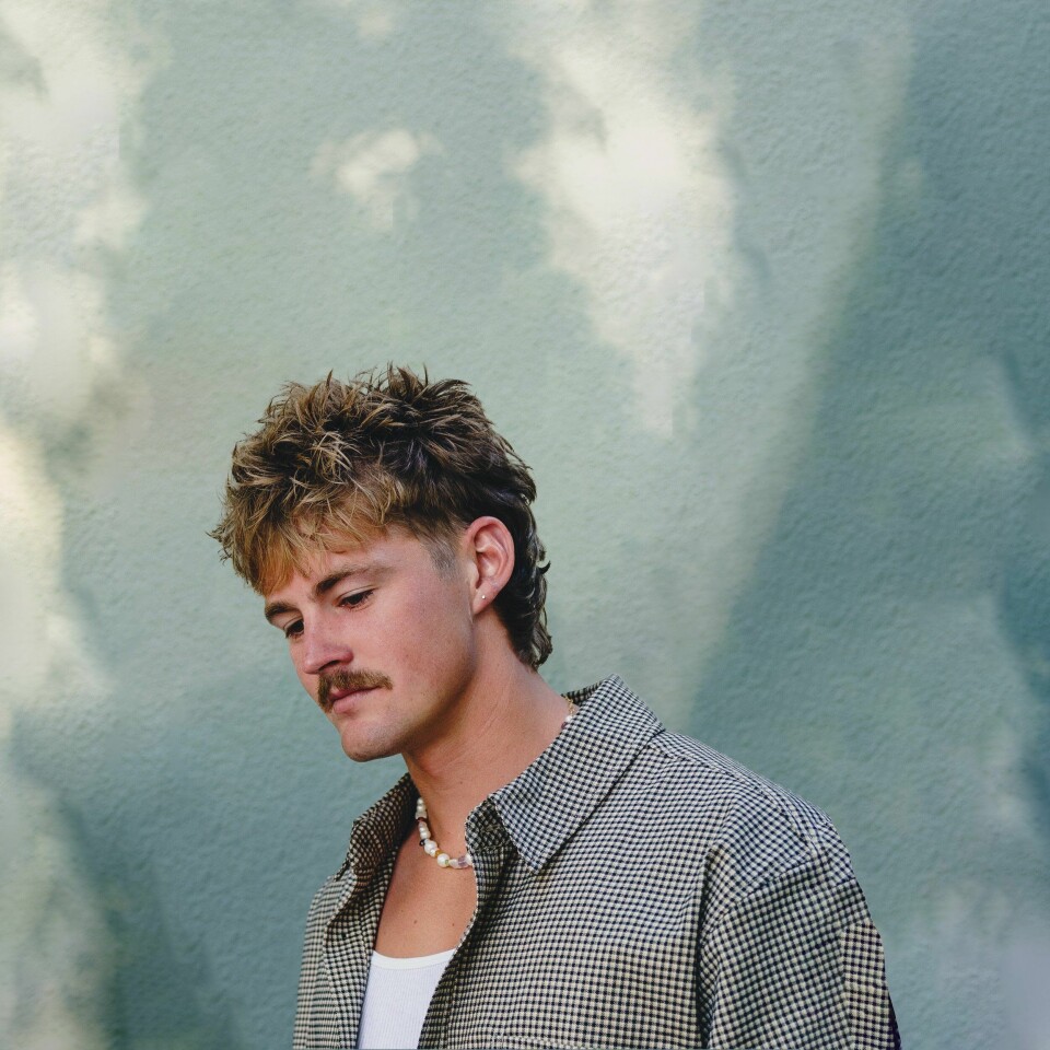 Frank Forrest började spela profan pop, men bytte sedan spår. ”Efter att jag börjat göra kristen musik och lovsjunga Honom känns det som luft om jag skulle gå tillbaka och göra popmusik”, säger han till Christian Post.