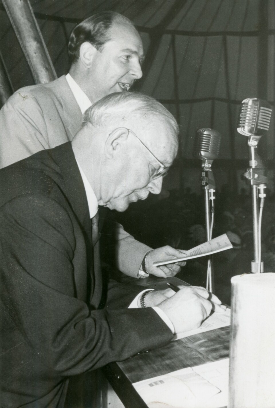 Lewi Pethrus och direktör Sverre Larsson tecknar gåvobrev för Dagen. Publicerad 13 Juli 1964.