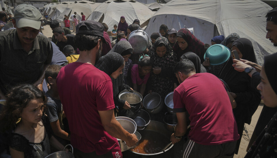 Oavsett om vissa foton är arrangerade är den hunger många plågas av i Gaza högst verklig och tusentals civila har dött. Bilden: Palestinska flyktingar tar emot mat vid ett soppkök i Gaza City i juli. (AP Photo/Jehad Alshrafi) XOB127