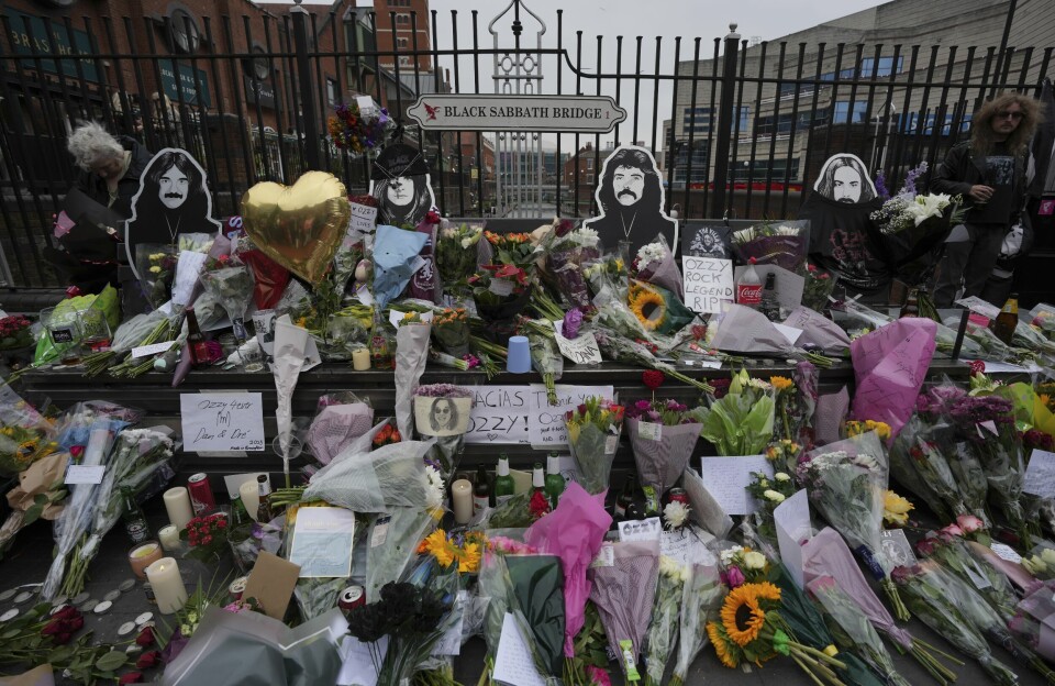 Vid Black Sabbath Bridge i bandets hemstad Birmingham lade folk ner blommor för att hedra den nyss avlidne sångaren Ozzy Osboourne.