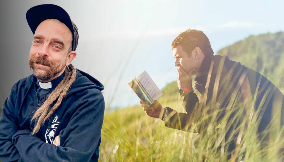 Äntligen en bok som förklarar Jesus roll på ett både djuplodande och lättfattligt sätt, skriver Tobias Hadin. Recensenten Tobias Hadin. Bakgrundsbild på man som läser bok på en äng i solen.