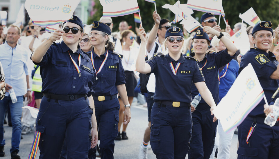 Ordningsmakten spelar rysk roulette med sitt oberoende när uniformerade poliser deltar i en parad som man samtidigt nekar motdemonstration emot.