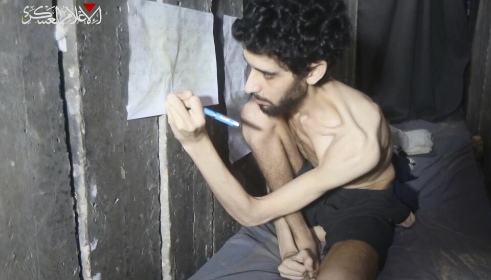Glöm inte offren på båda sidor. Bilden: I en odaterad video som släpptes 1 augusti syns israelen Evyatar David som hålls gisslan av Hamas inuti en tunnel i Gaza där han antecknar mat han fått i en kalender. David togs fånga under Hamas attack mot Israel 7 oktober 2023. I övre vänstra hörnet står det: The military media - Hamas'.