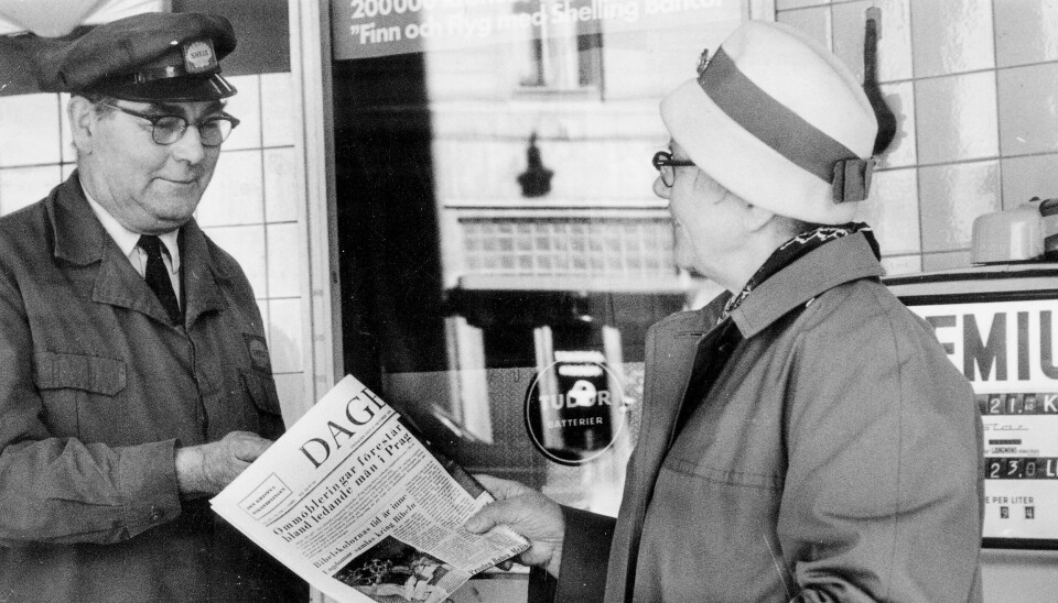 Kvinna köper tidningen Dagen