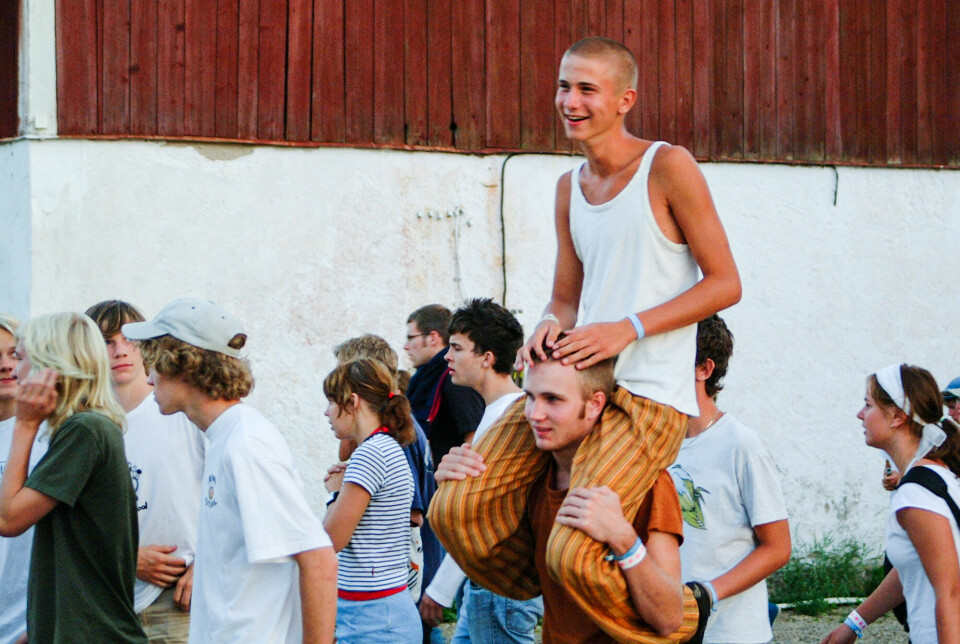 Arkivbild från Frizonfeistivalen 2003, när trenden kulminerade och många tonåringar bar armbanden.