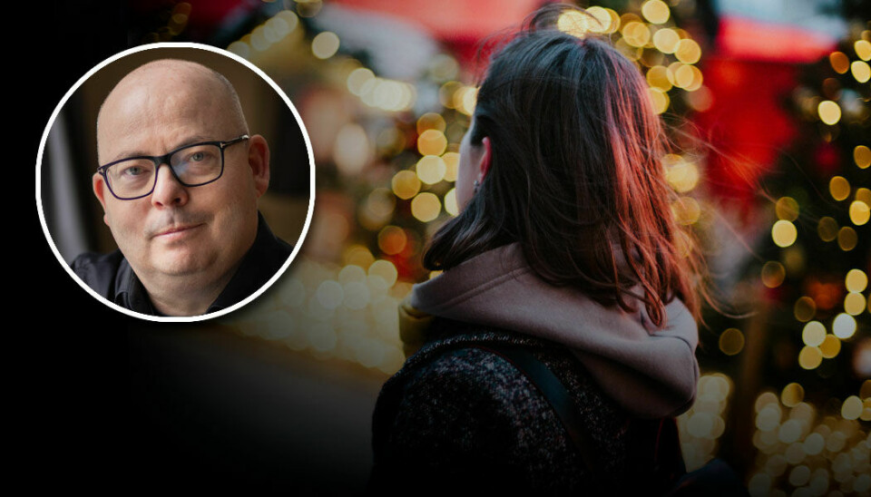 Julfirandet i vårt land har blivit som en tavelram, vackert smyckad med glitter, men som ofta är helt tom inuti, skriver Daniel Röjås. Anonym ung kvinna går längs julpyntad gata. Infälld bild på debattören Daniel Röjås.