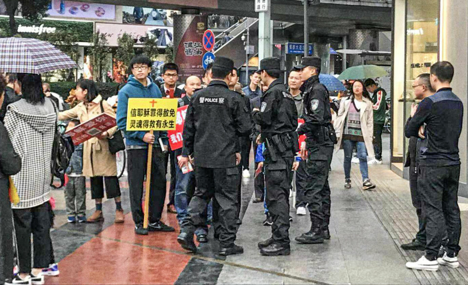 October 2019: Members of the house church preaching on the streets were called to the police station (the sign reads: “Believe in Jesus – your sins are forgiven, your soul is saved, you receive eternal life”).