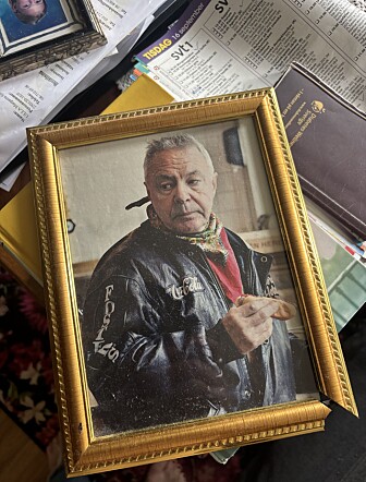 Porträttet av favoritartisten Jerry Williams ligger synligt framme.